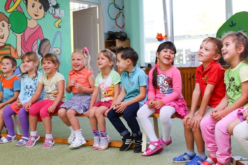 Kinder in einem Kindergarten